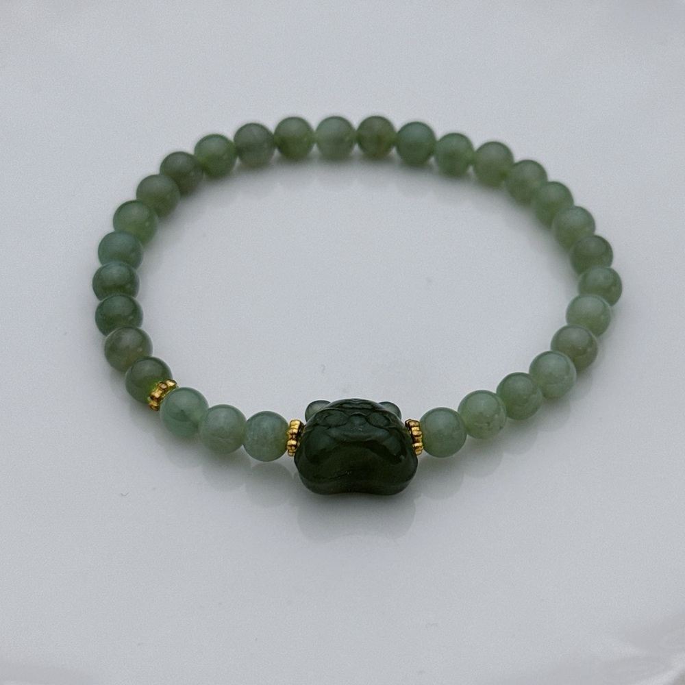 GB45 Handmade Jade Stretchable Bracelet with Carved Tiger Charm - Picture 6 of 6
